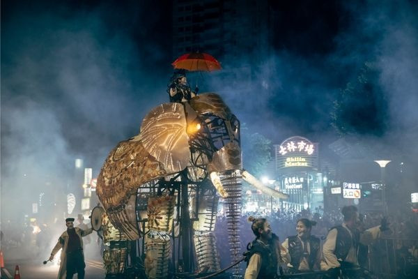 三頭巨象走進街頭　2026臺北藝術節開幕戶外演出　市長與多國代表見證臺北成為「沒有屋頂的城市劇場」 主要圖片